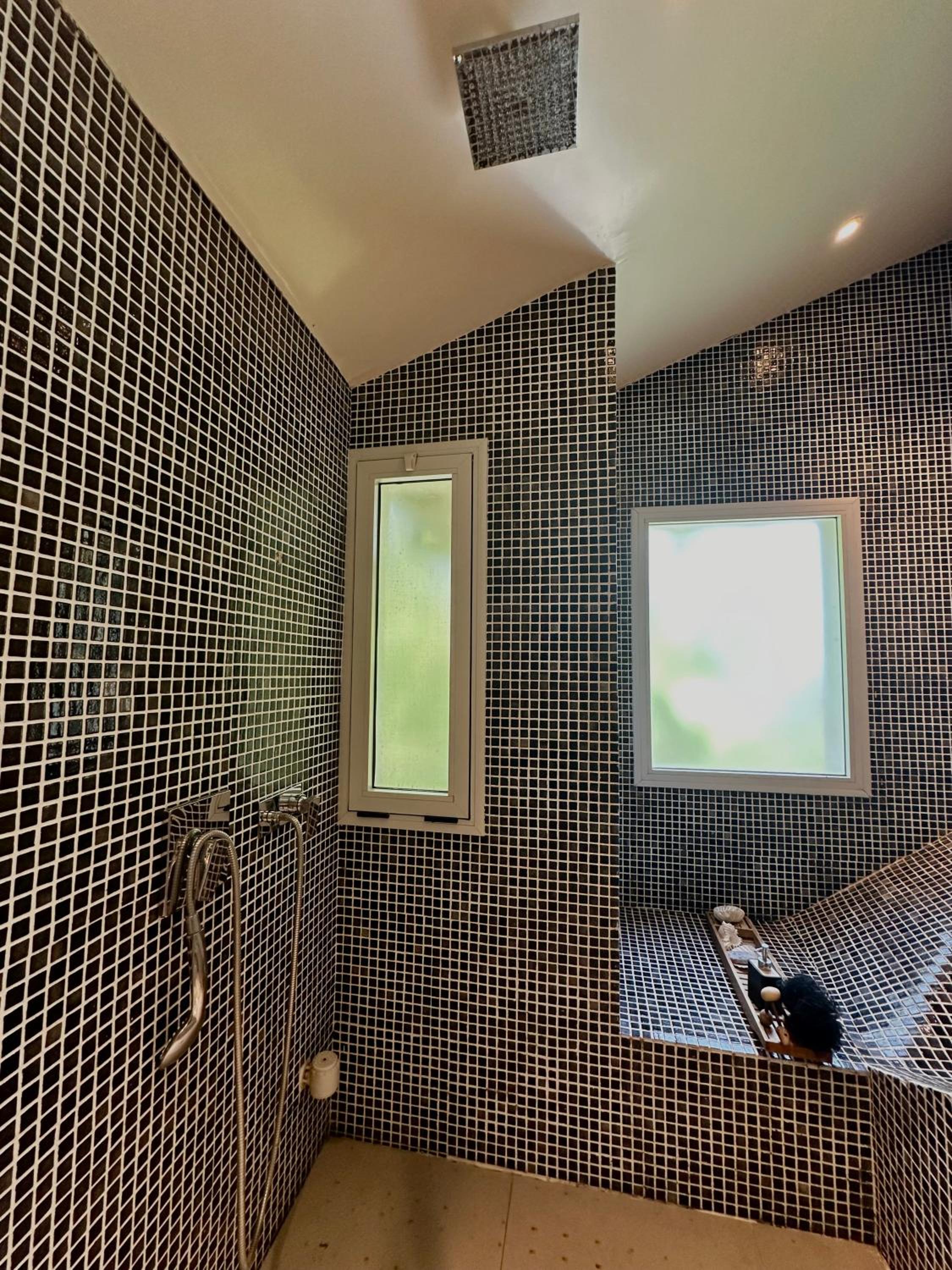 Exclusiva casa con cava privada, piscina y ascensor