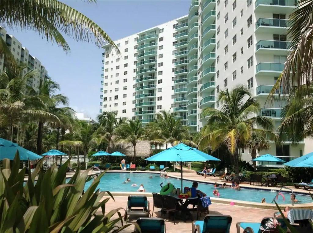 Spacious 3 BR and 2 BA with Free parking just in front beach view 4