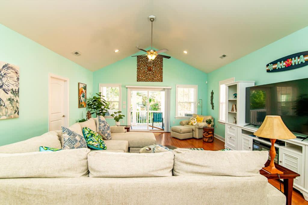 Aloha Breeze Pet Friendly House Near Beach view 3