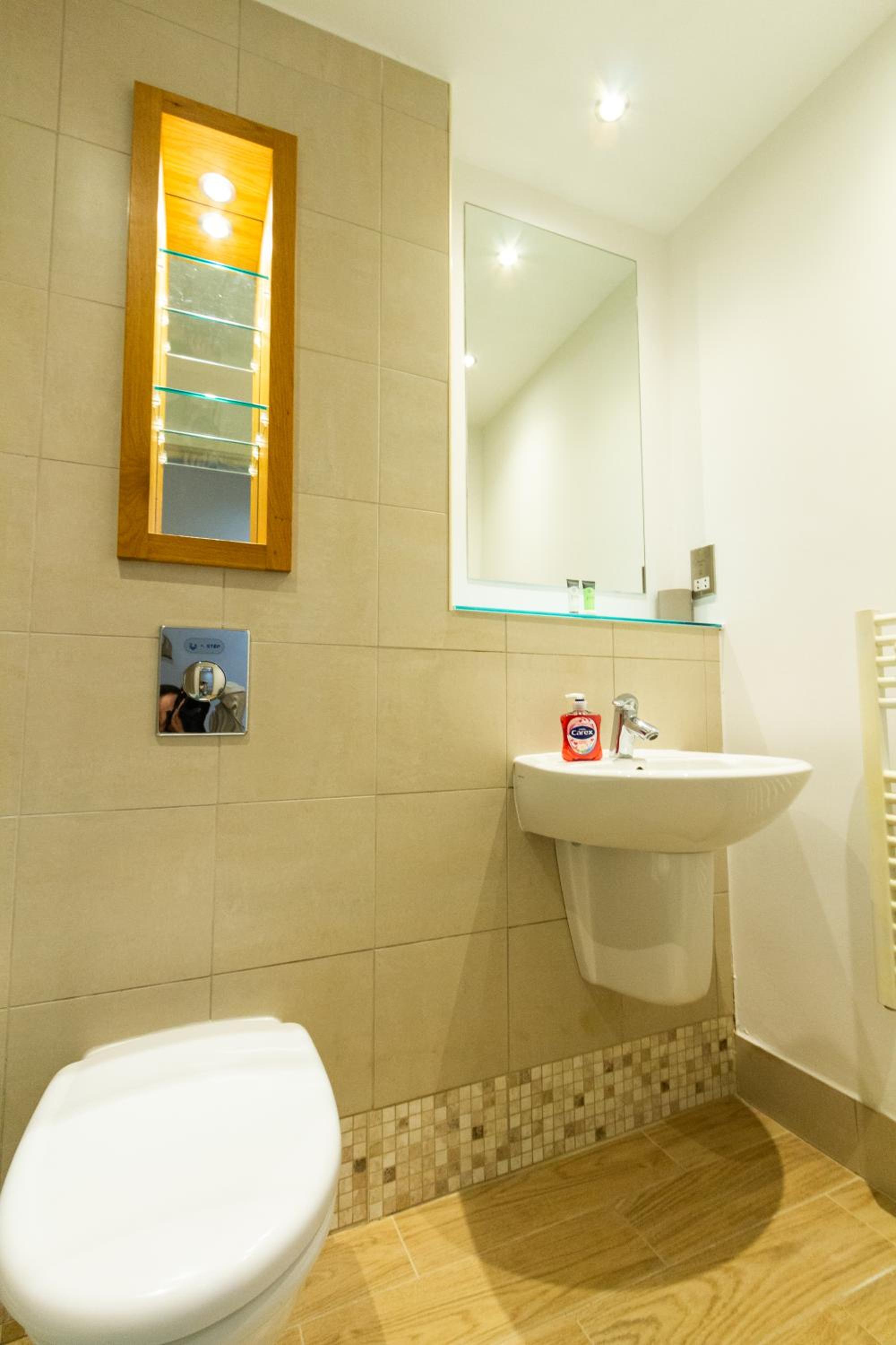 Cosy City Escape - 1Bed Apt with Balcony view 4