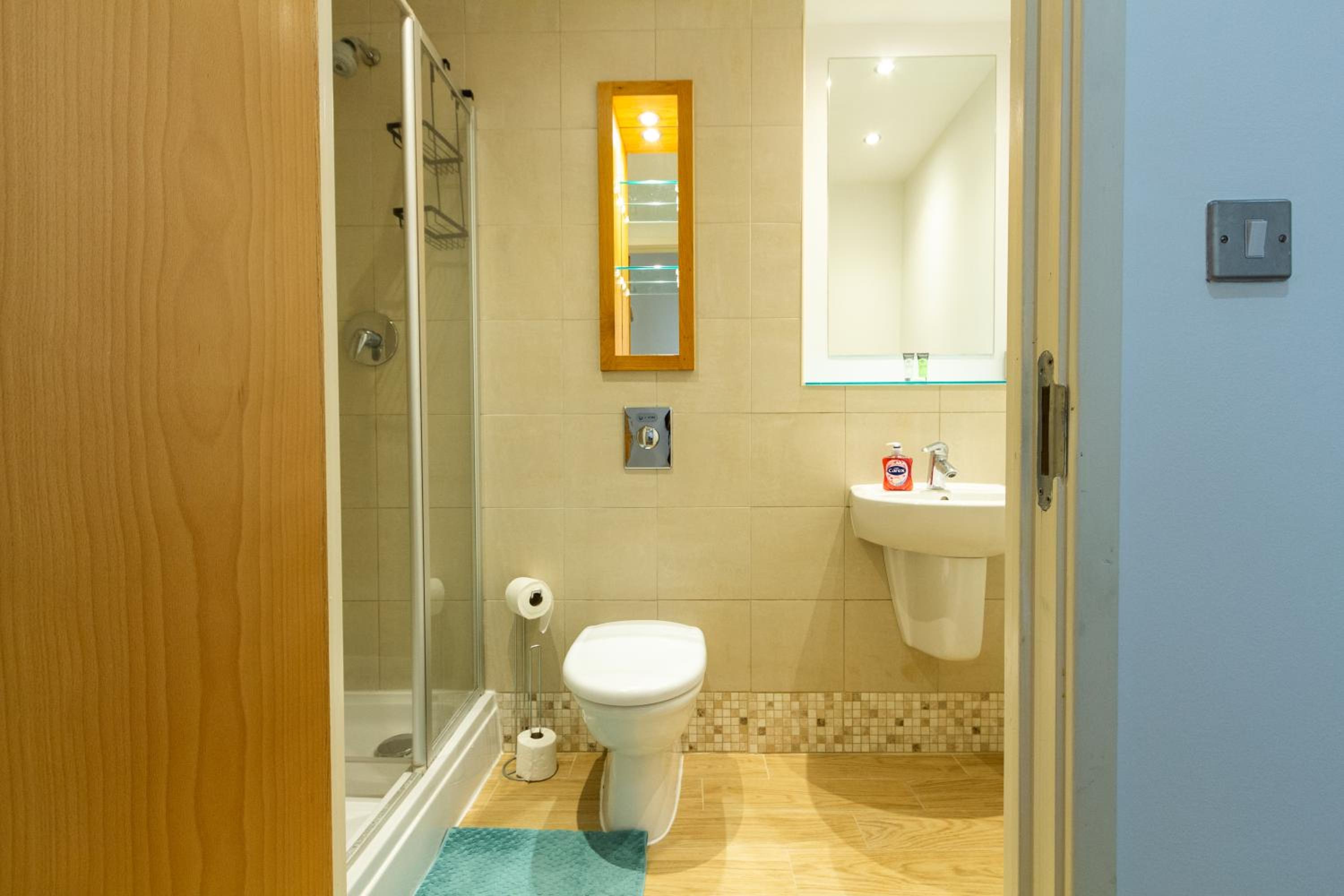 Cosy City Escape - 1Bed Apt with Balcony view 5