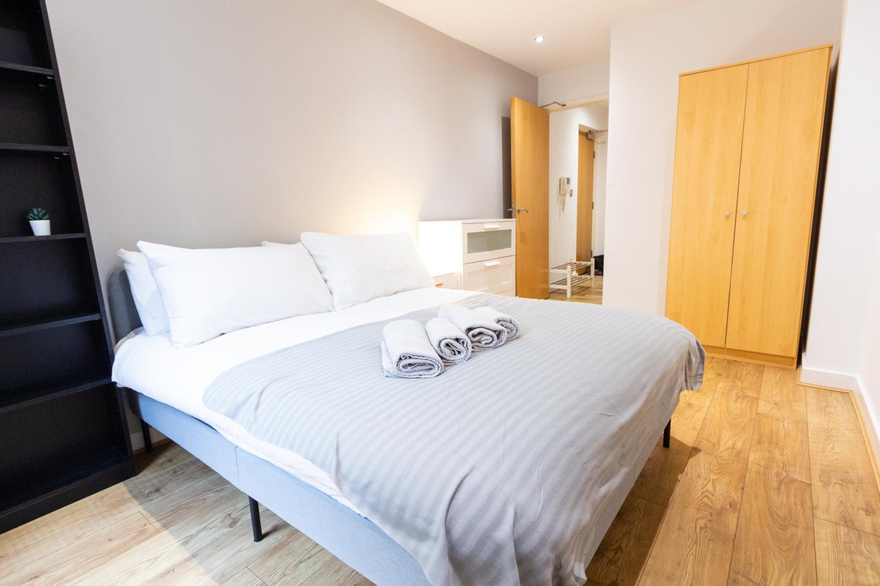 Cosy City Escape - 1Bed Apt with Balcony view 2