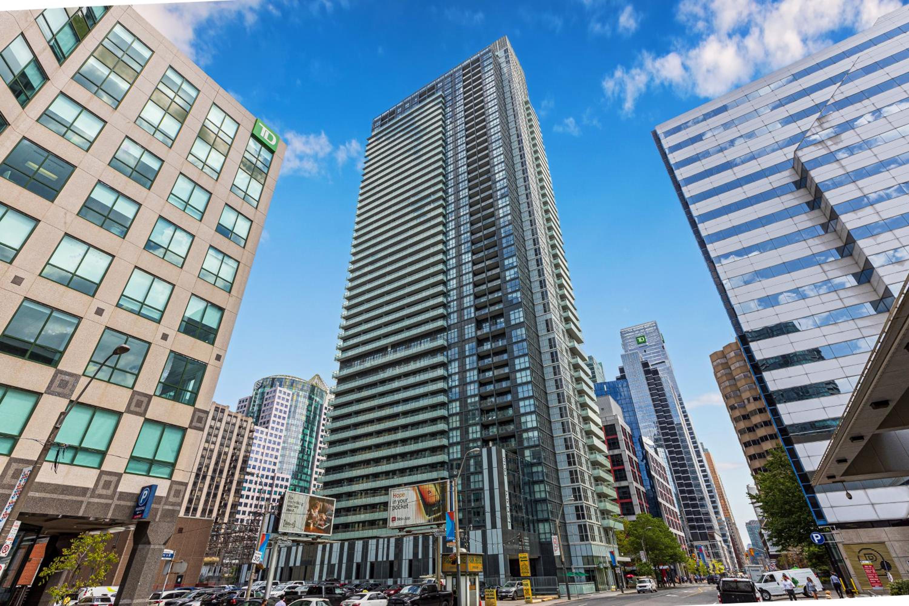 3-Bedroom Apartment in the Heart of Downtown Toronto Walk to Shops and Attractions