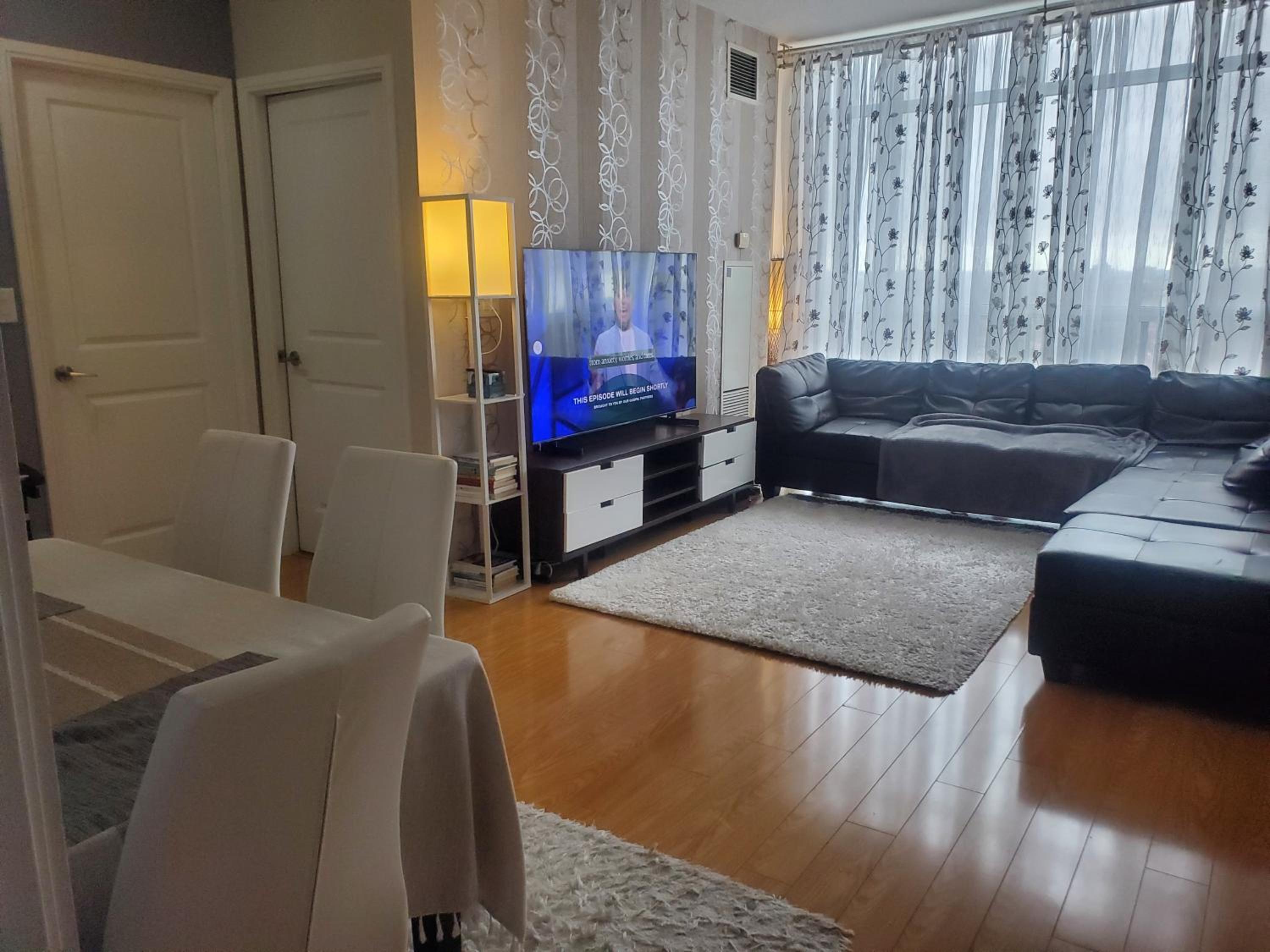 Lovely 1 bedroom Condo Downtown Mississauga Square One