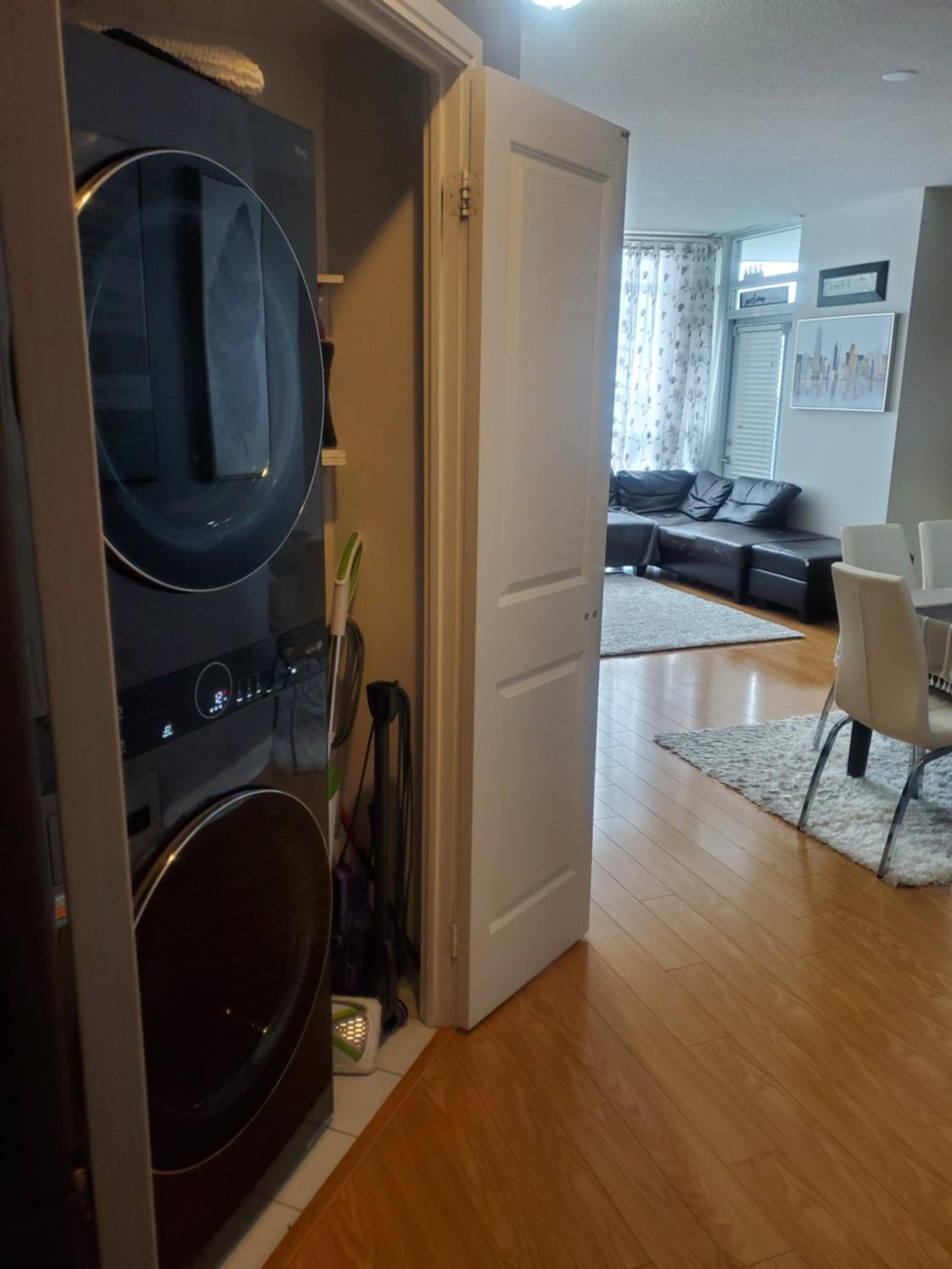 Lovely 1 bedroom Condo Downtown Mississauga Square One