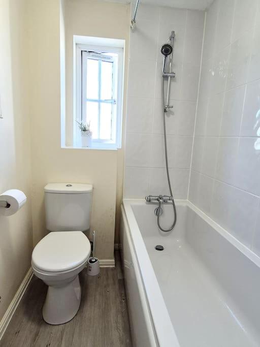 Park on the Doorstep, 2-Bed Modern House in Stoke Gifford, NR Parkway Station and UWE view 2