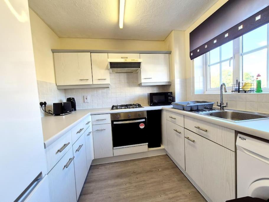 Park on the Doorstep, 2-Bed Modern House in Stoke Gifford, NR Parkway Station and UWE view 4