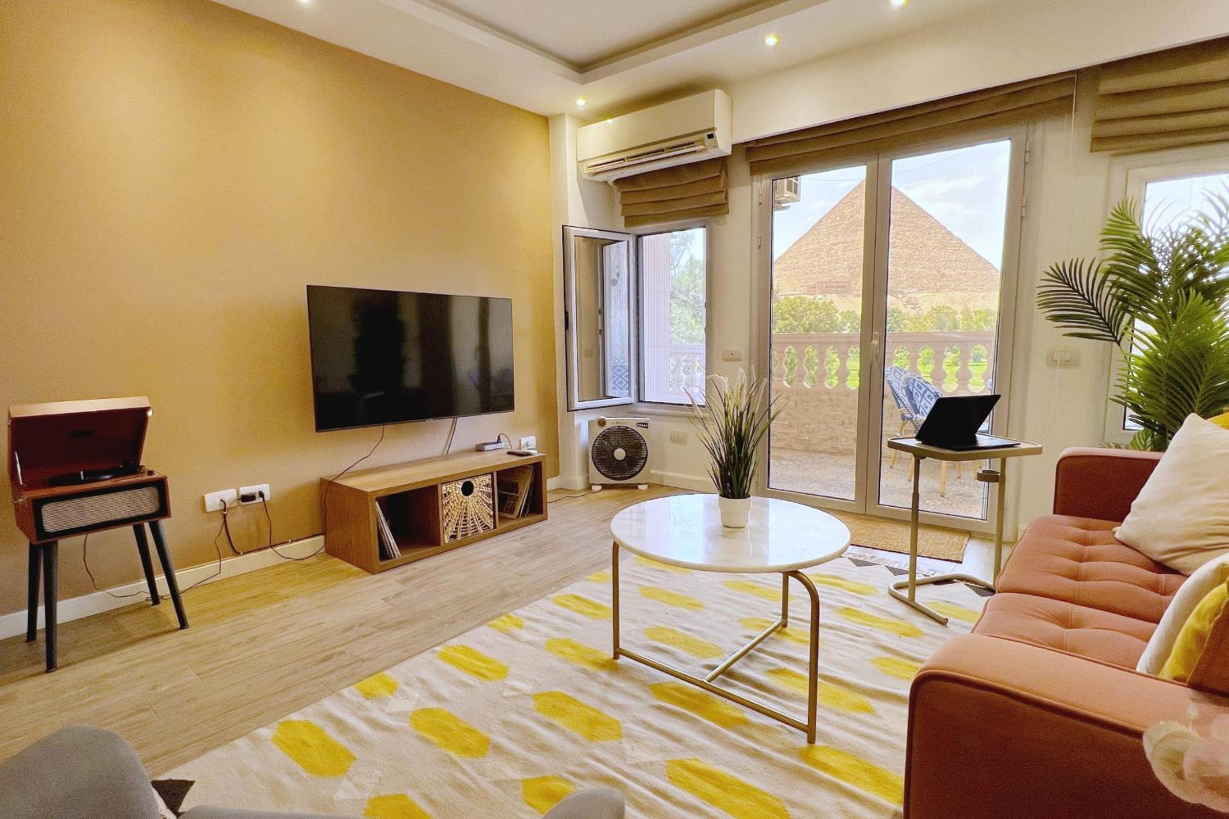 Spellbinding 2 BDR Apt At The Giza Pyramid's Doorstep