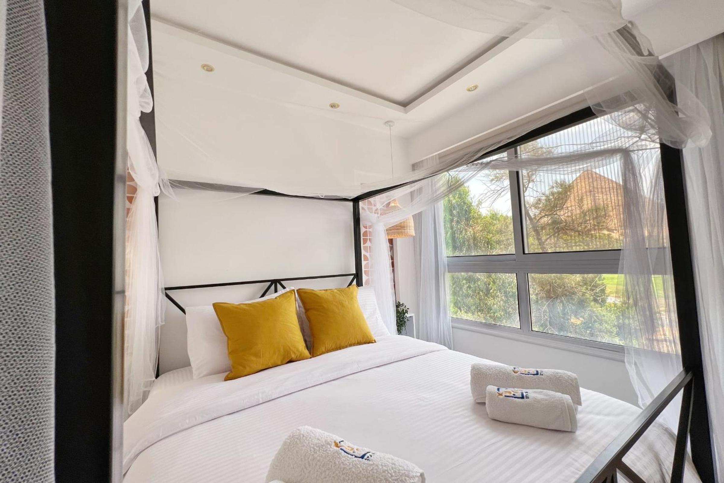Spellbinding 2 BDR Apt At The Giza Pyramid's Doorstep