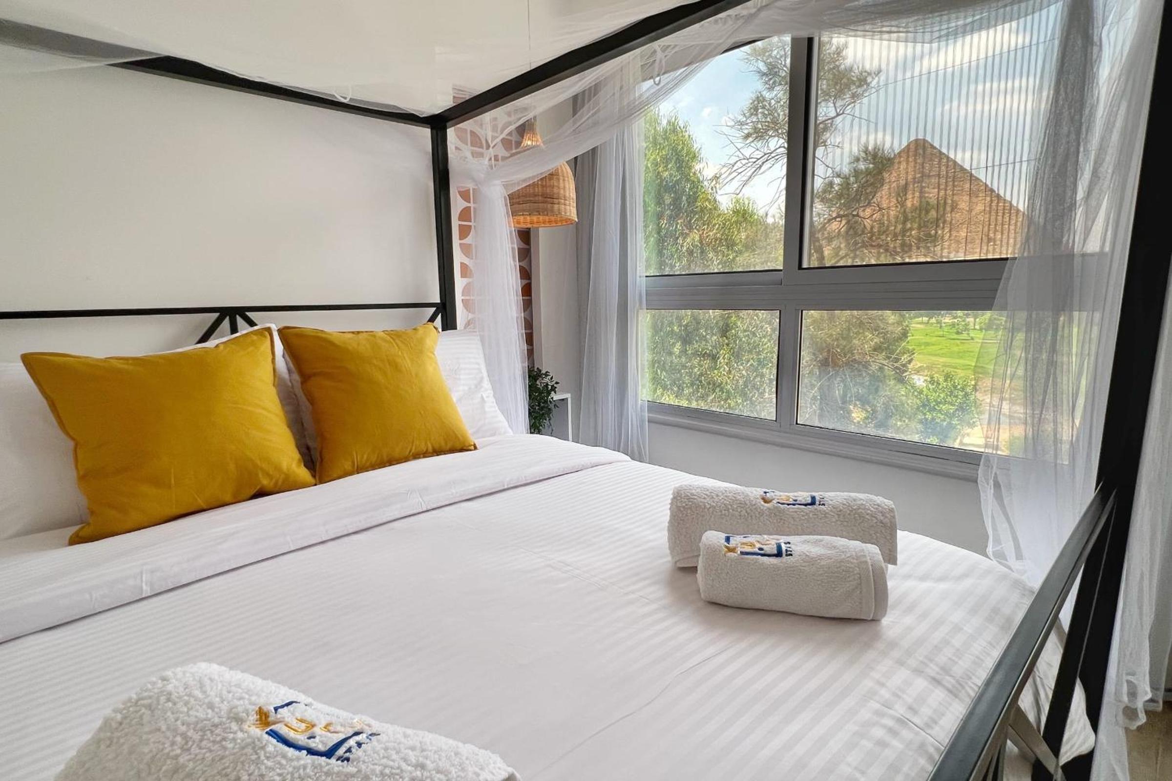 Spellbinding 2 BDR Apt At The Giza Pyramid's Doorstep
