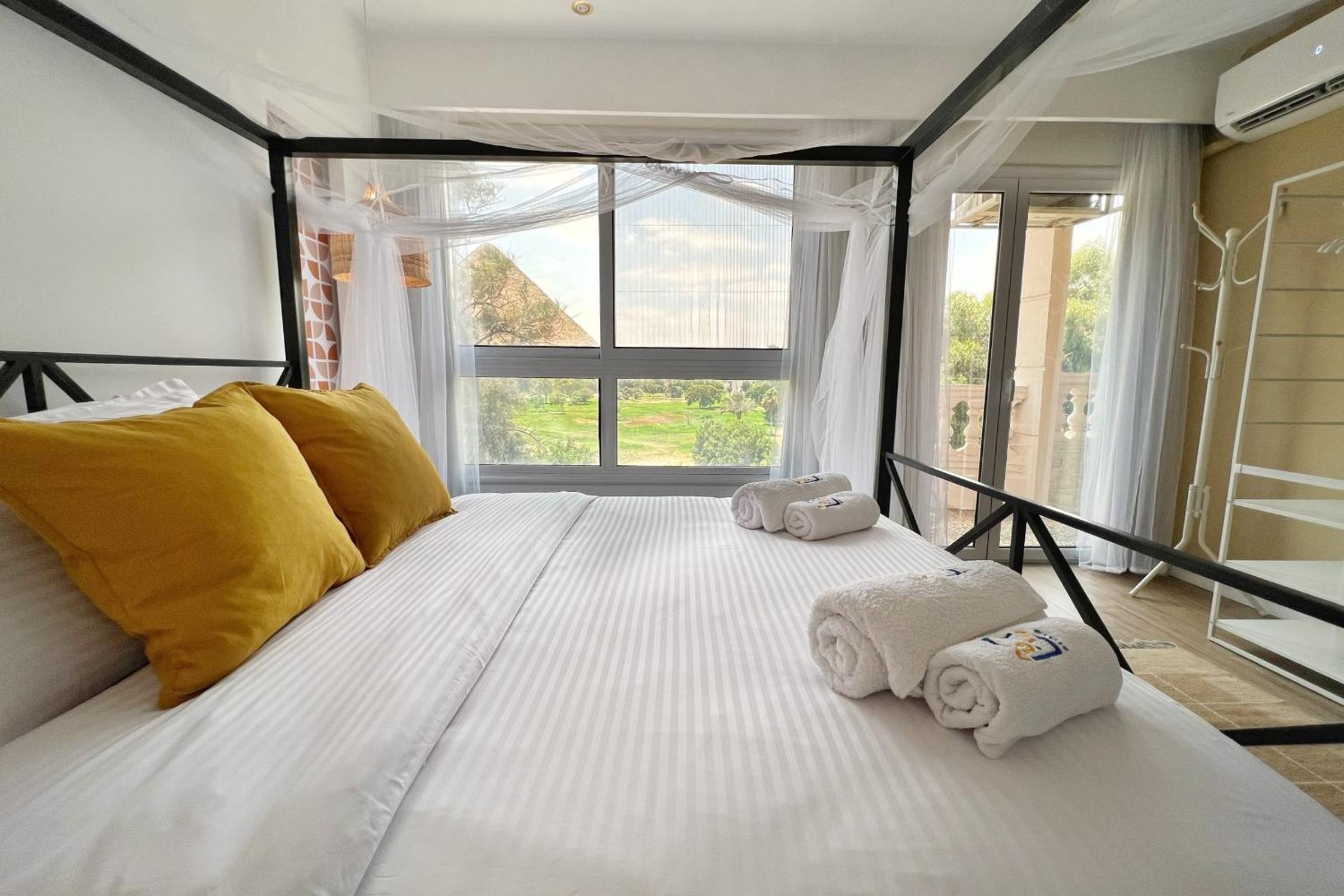 Spellbinding 2 BDR Apt At The Giza Pyramid's Doorstep