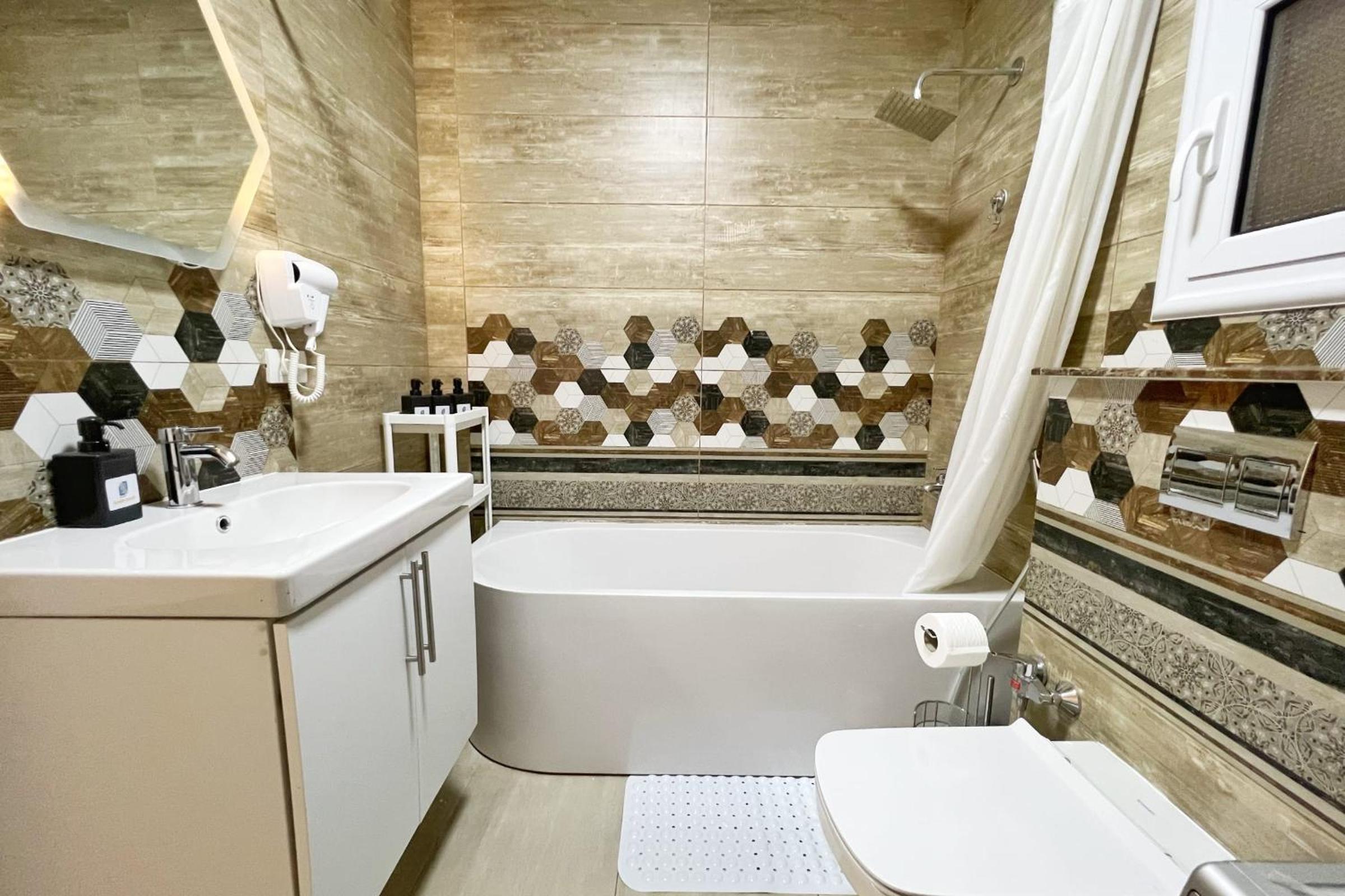 Spellbinding 2 BDR Apt At The Giza Pyramid's Doorstep