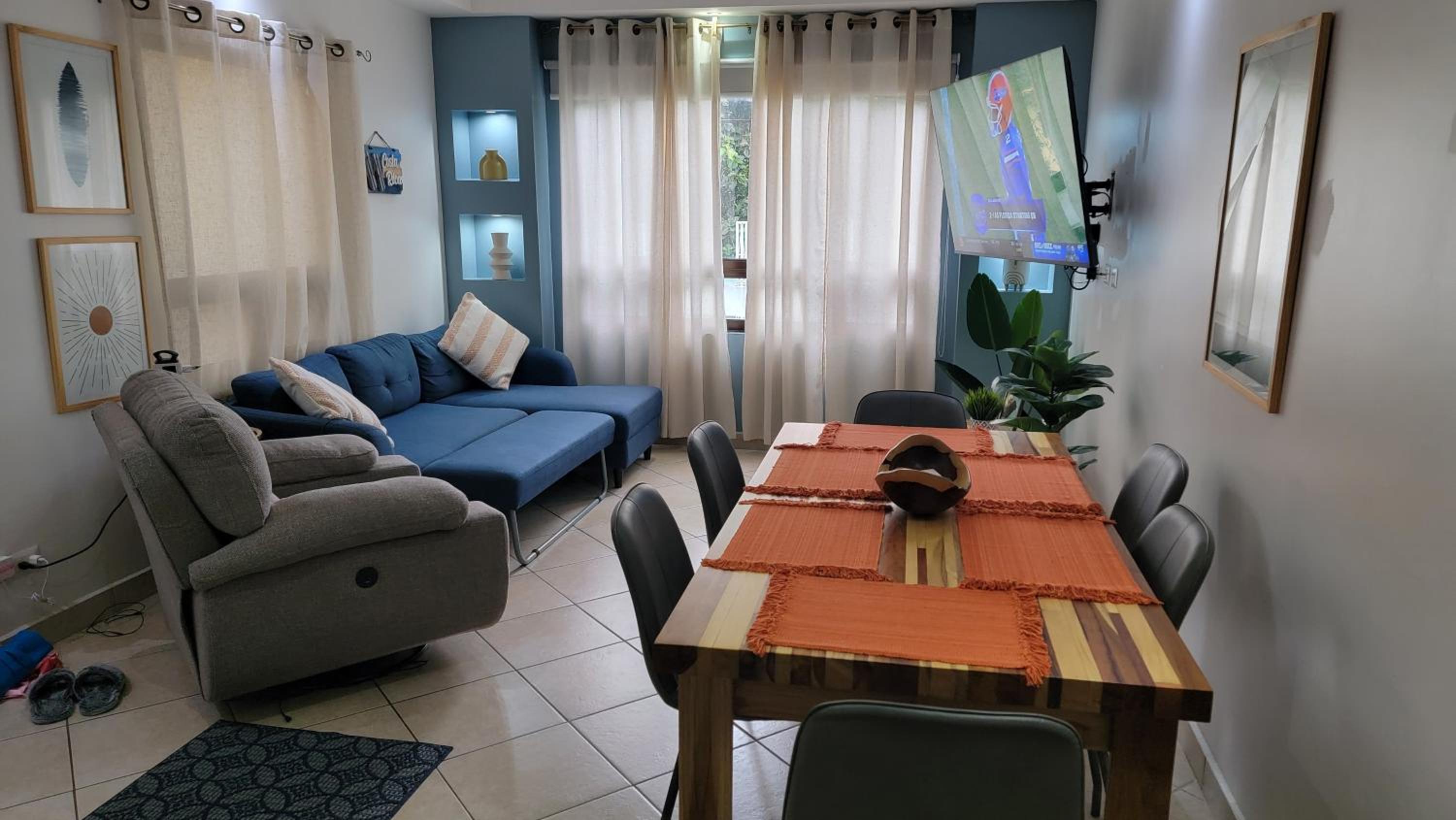 Beautiful newly refurbished 2 bedroom 2 Bathroom 2nd floor condo