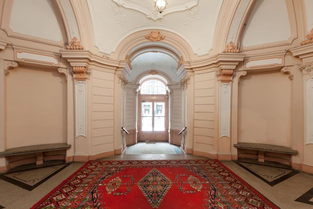 Central Location - Grand Boulevard view 3