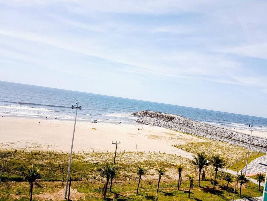 Pé na areia de frente ao mar