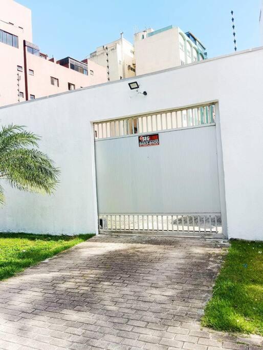 Pé na areia de frente ao mar