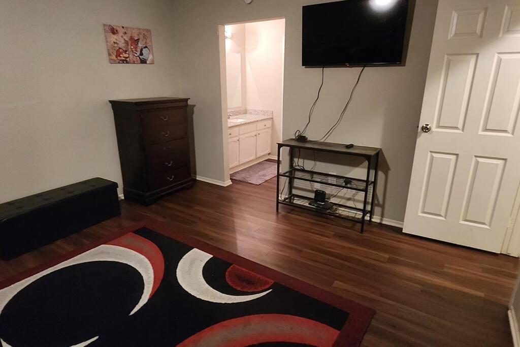 Family Home Getaway In Houston - Property Image 3