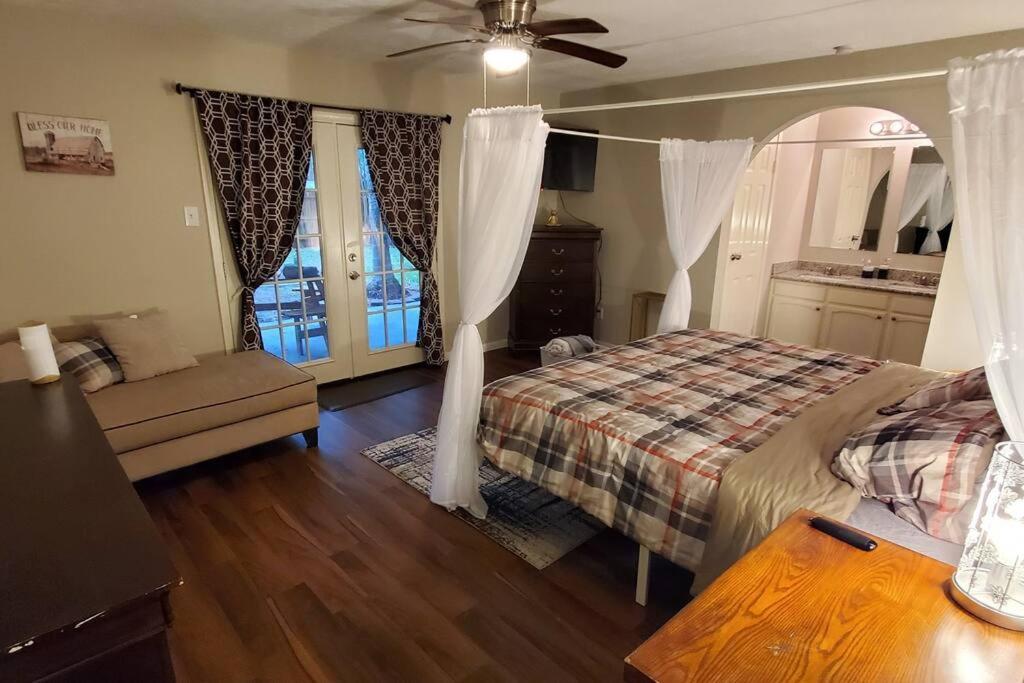 Family Home Getaway In Houston - Property Image 13
