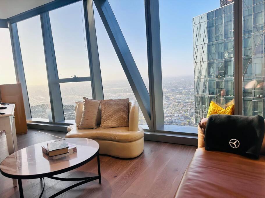 Grand Luxe Suite Stunning Views Next to Ritz Carlton