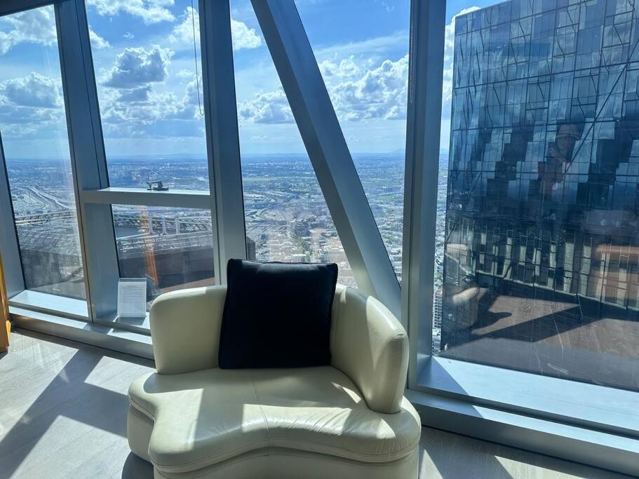 Grand Luxe Suite Stunning Views Next to Ritz Carlton