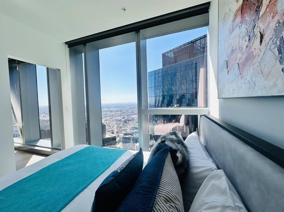 Grand Luxe Suite Stunning Views Next to Ritz Carlton