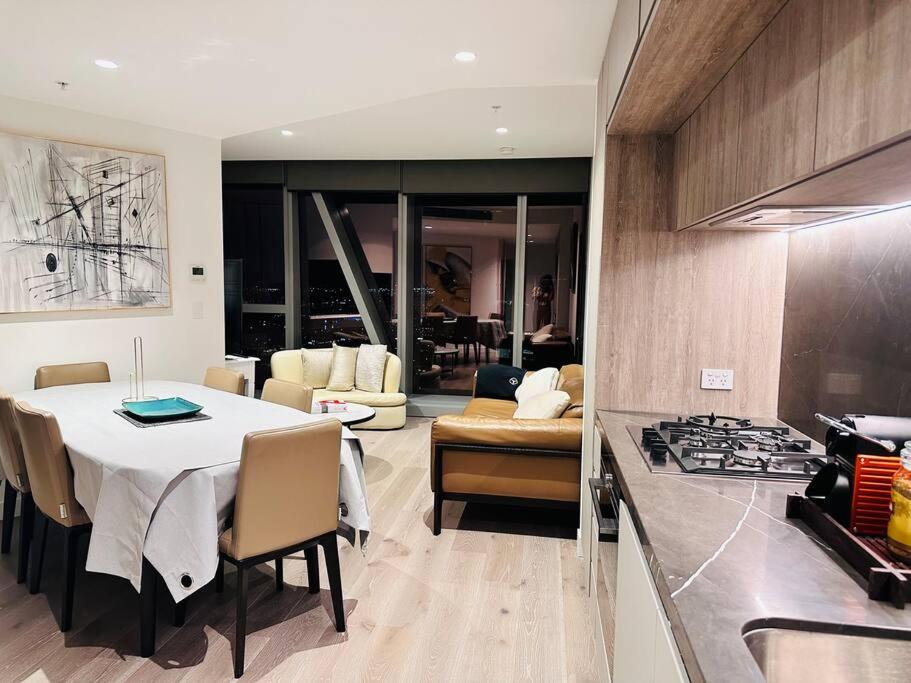 Grand Luxe Suite Stunning Views Next to Ritz Carlton