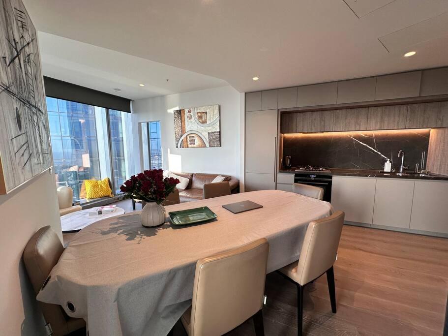 Grand Luxe Suite Stunning Views Next to Ritz Carlton