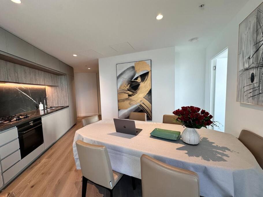 Grand Luxe Suite Stunning Views Next to Ritz Carlton