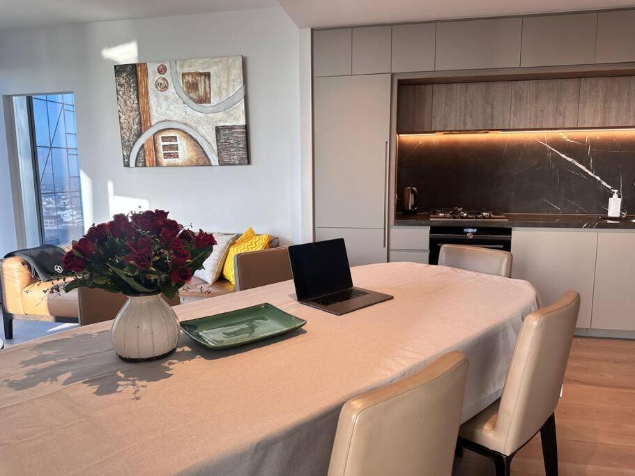Grand Luxe Suite Stunning Views Next to Ritz Carlton