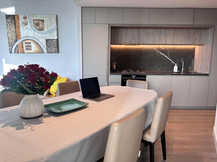Grand Luxe Suite Stunning Views Next to Ritz Carlton