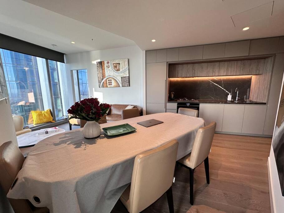 Grand Luxe Suite Stunning Views Next to Ritz Carlton