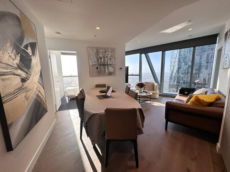 Grand Luxe Suite Stunning Views Next to Ritz Carlton