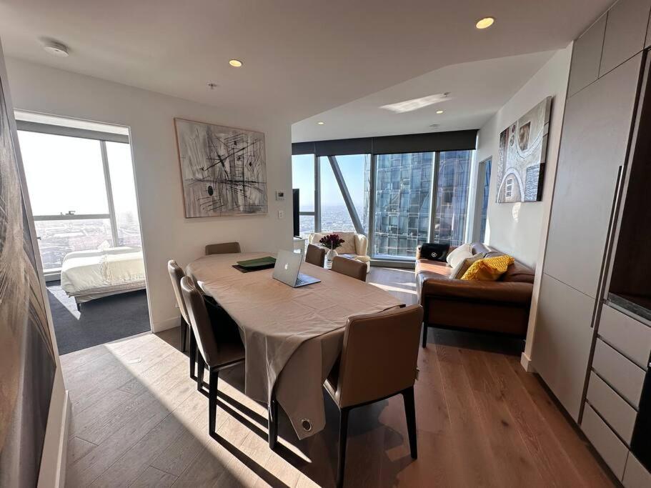Grand Luxe Suite Stunning Views Next to Ritz Carlton