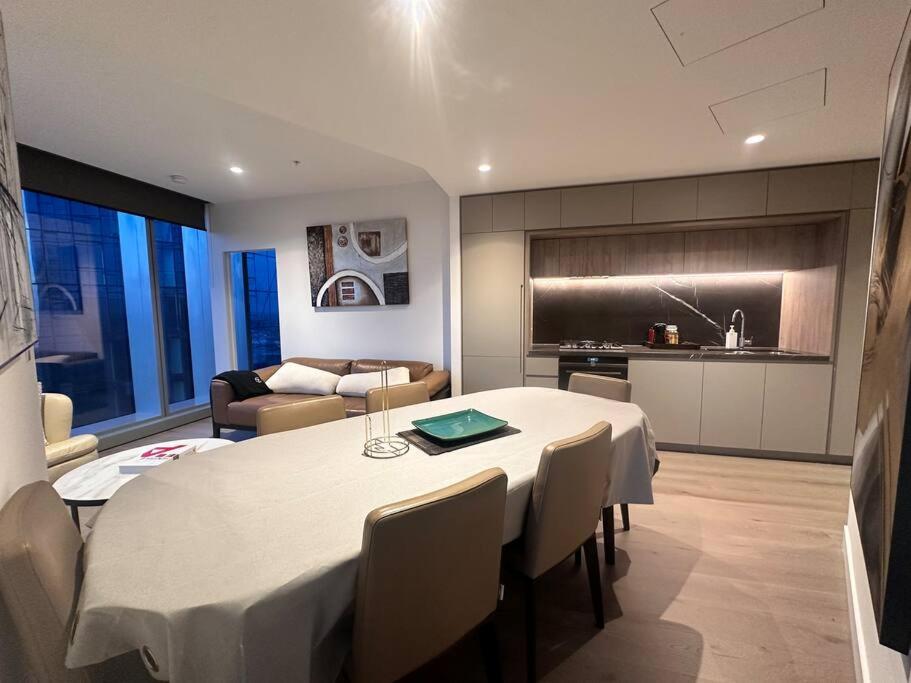 Grand Luxe Suite Stunning Views Next to Ritz Carlton