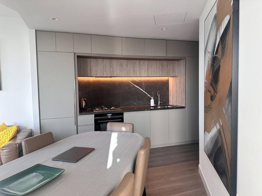 Grand Luxe Suite Stunning Views Next to Ritz Carlton