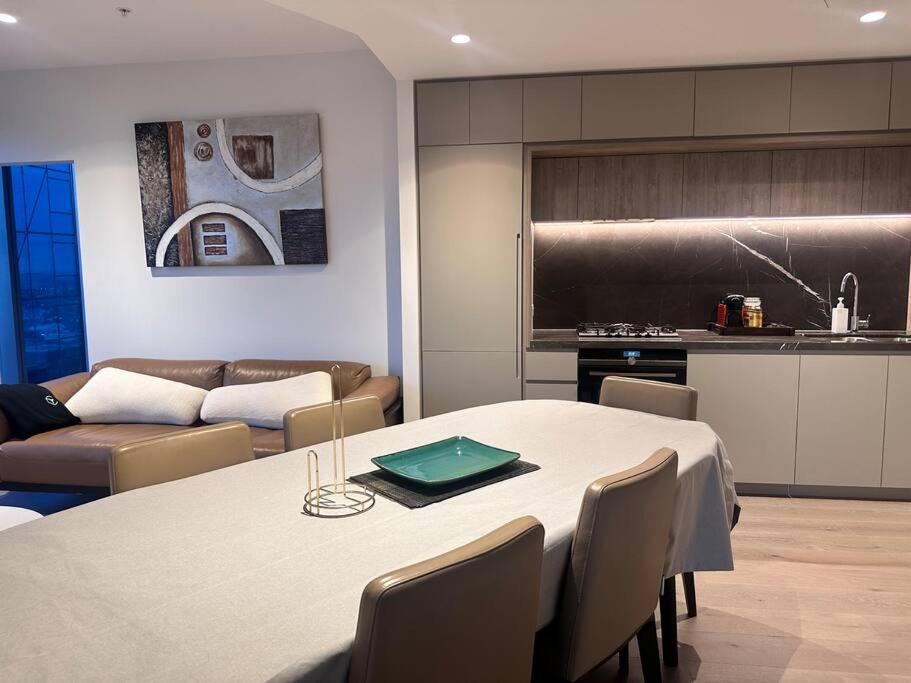 Grand Luxe Suite Stunning Views Next to Ritz Carlton