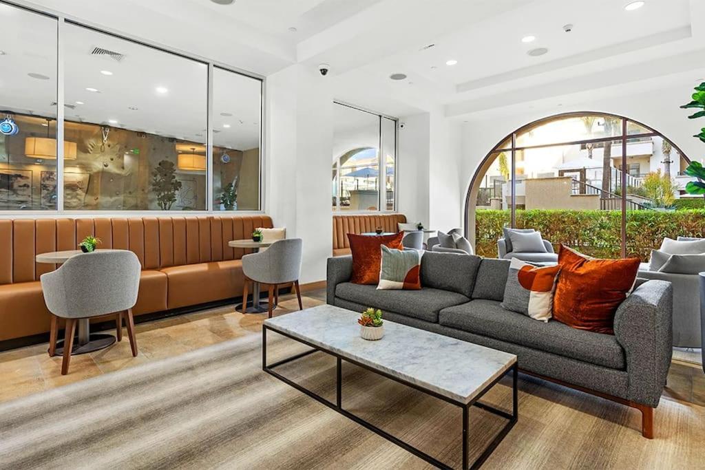 Cozy Large 1 Bedroom Condo by UCLA