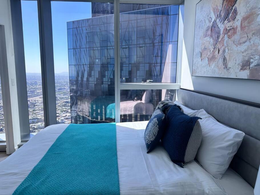 Grand Luxe Suite Stunning Views Next to Ritz Carlton