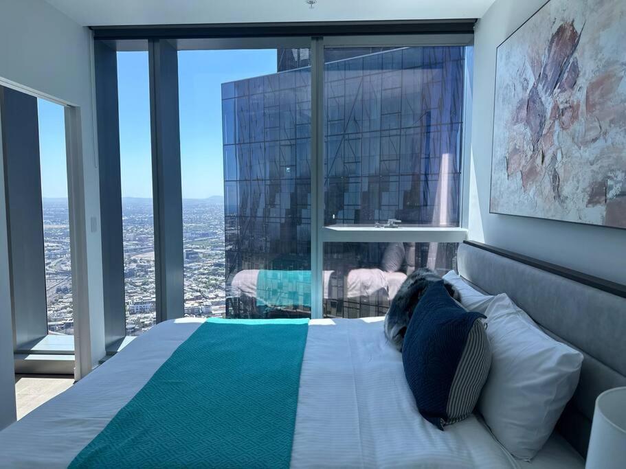 Grand Luxe Suite Stunning Views Next to Ritz Carlton