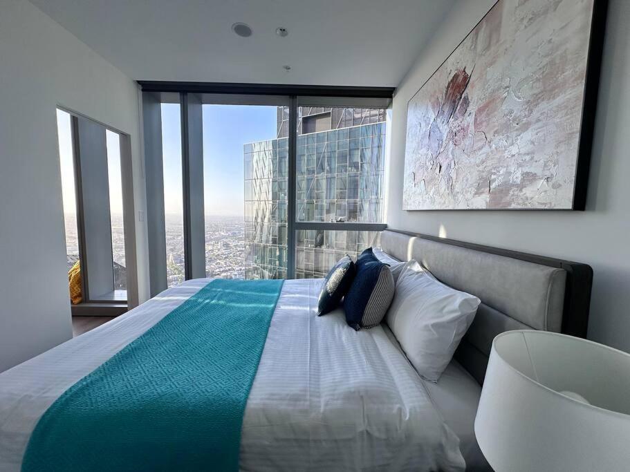 Grand Luxe Suite Stunning Views Next to Ritz Carlton