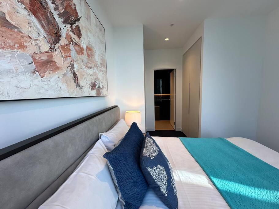 Grand Luxe Suite Stunning Views Next to Ritz Carlton