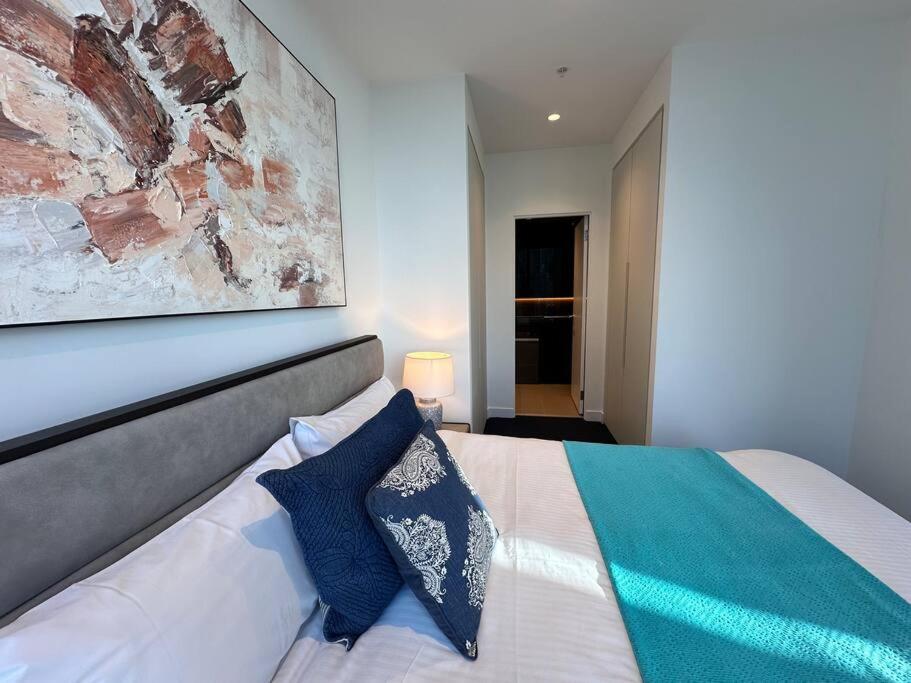 Grand Luxe Suite Stunning Views Next to Ritz Carlton