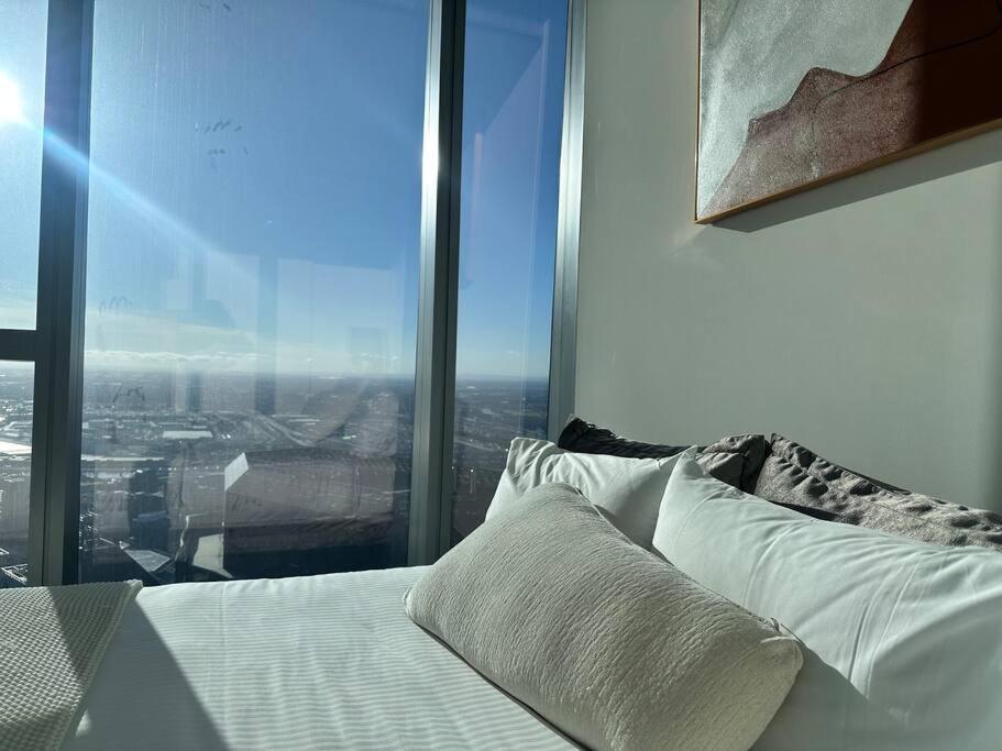 Grand Luxe Suite Stunning Views Next to Ritz Carlton