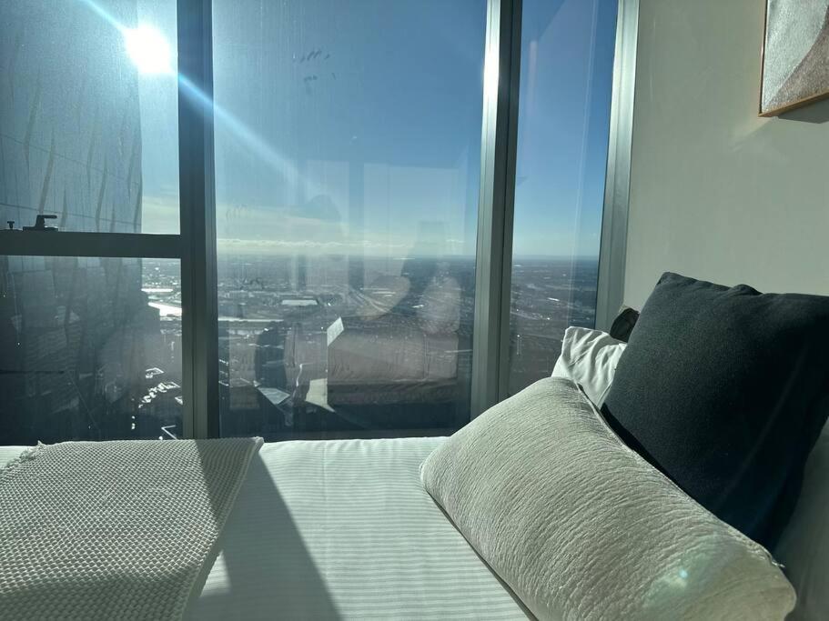 Grand Luxe Suite Stunning Views Next to Ritz Carlton