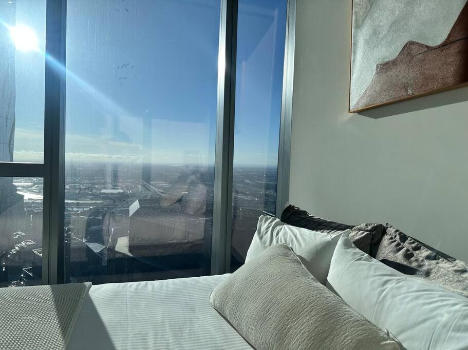Grand Luxe Suite Stunning Views Next to Ritz Carlton