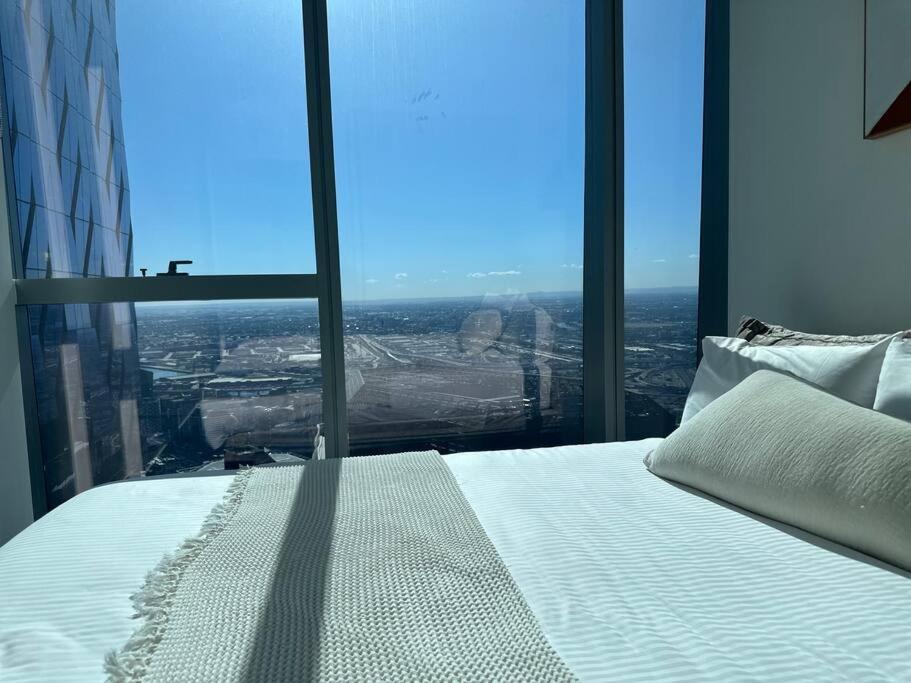 Grand Luxe Suite Stunning Views Next to Ritz Carlton