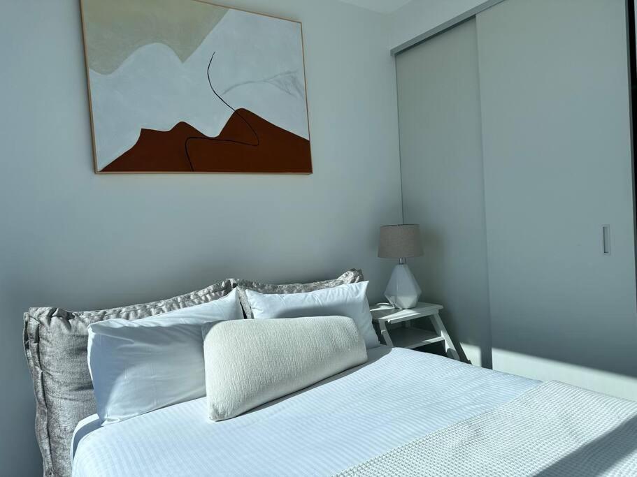 Grand Luxe Suite Stunning Views Next to Ritz Carlton