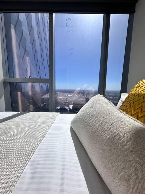 Grand Luxe Suite Stunning Views Next to Ritz Carlton