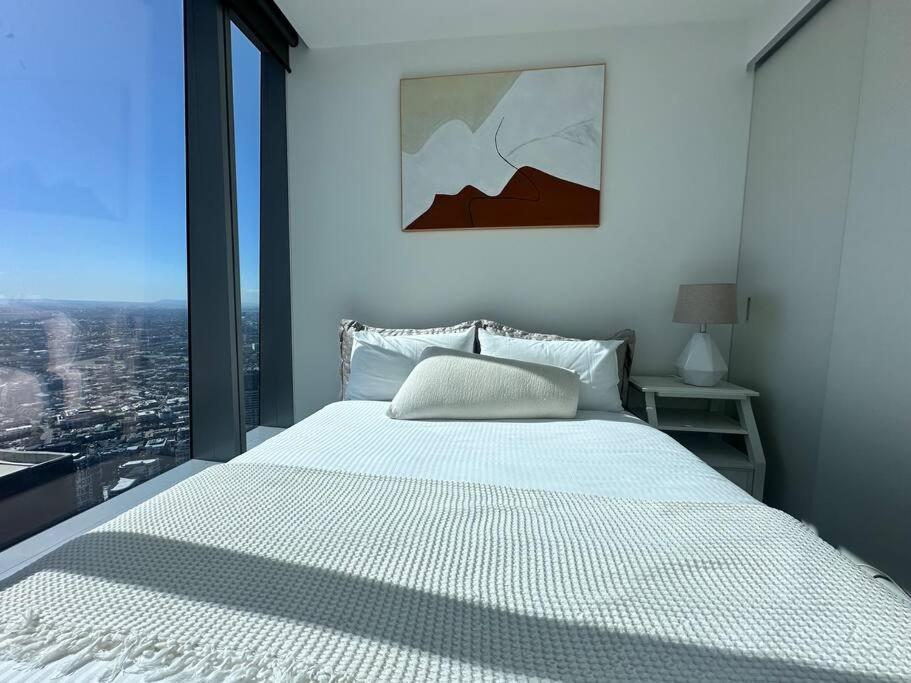 Grand Luxe Suite Stunning Views Next to Ritz Carlton