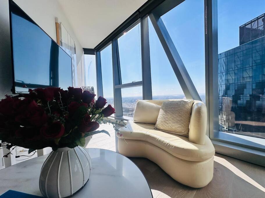 Grand Luxe Suite Stunning Views Next to Ritz Carlton